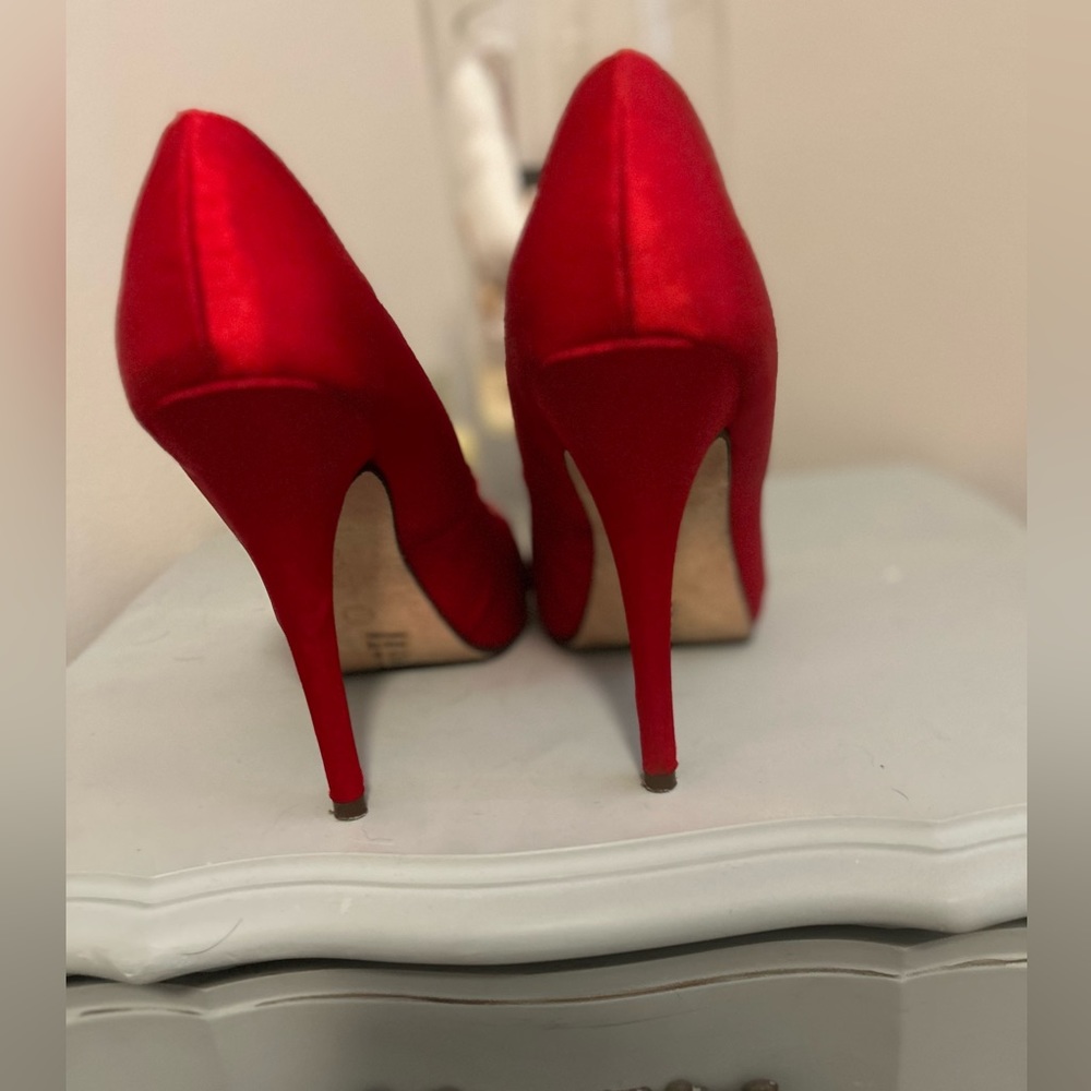 Gorgeous cherry red 3.5” inch heels size 7.5 by Michael Antonio - Picture 3 of 4